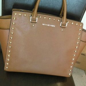 Michael Kors purse valued at $245